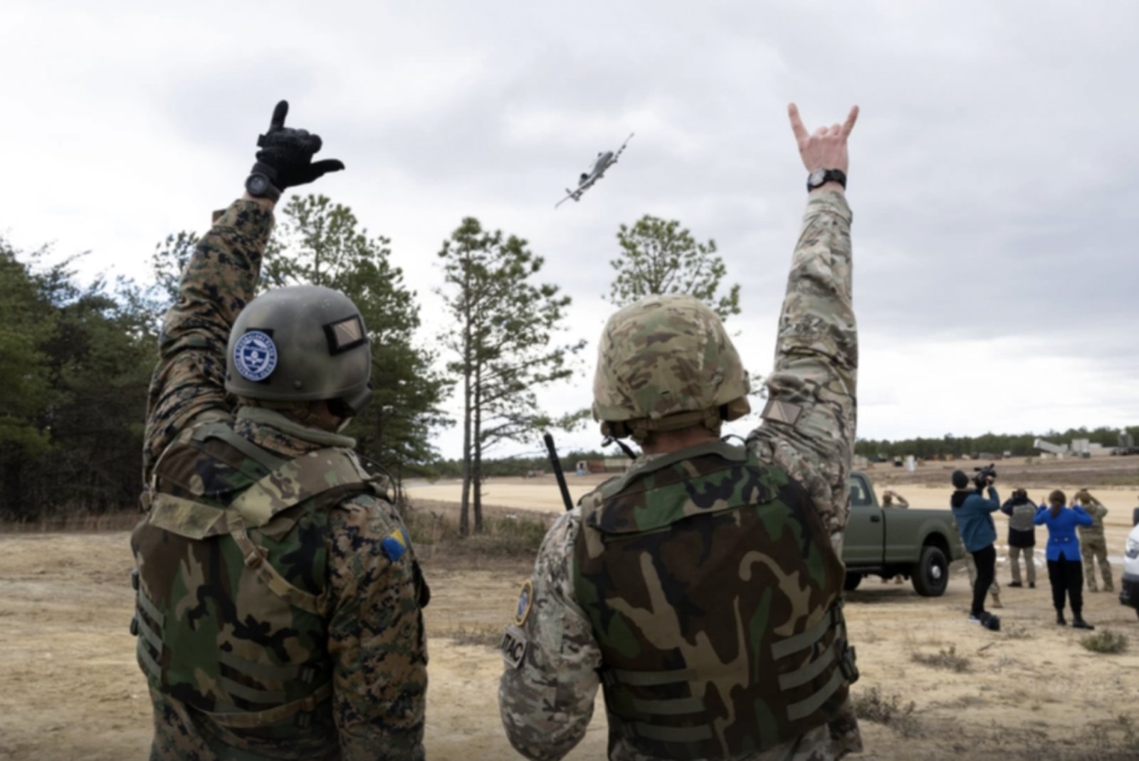 Pripadnici Oružanih snaga BiH vrše navodjenje i kontrolu bliske zračne podrške američkih aviona A-10 ” Warthog” i marinskih AH-1Z “Viper” jurišnih helikoptera uz pomoć partnerske Nacionalne Garde Marylanda.